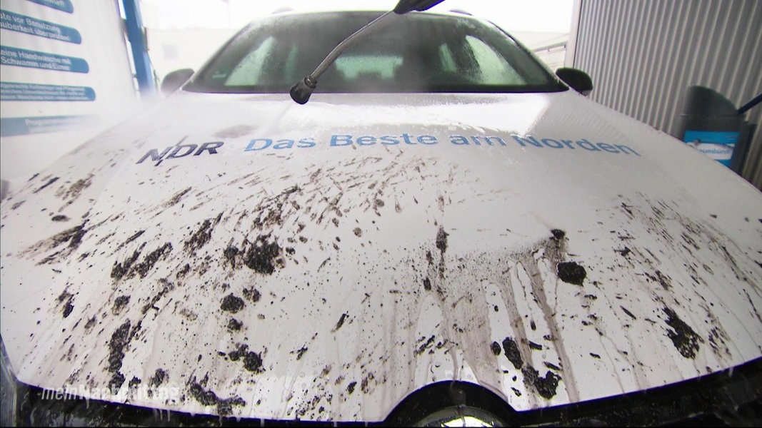 schmutziges Auto in Waschanlage